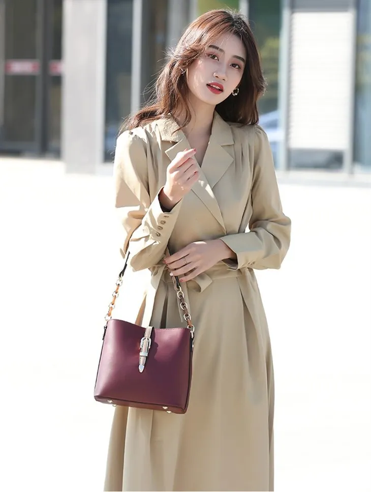 Suunnittelija korealainen naisten Crossbody Sling Bucket -laukku ketjuhihnalla