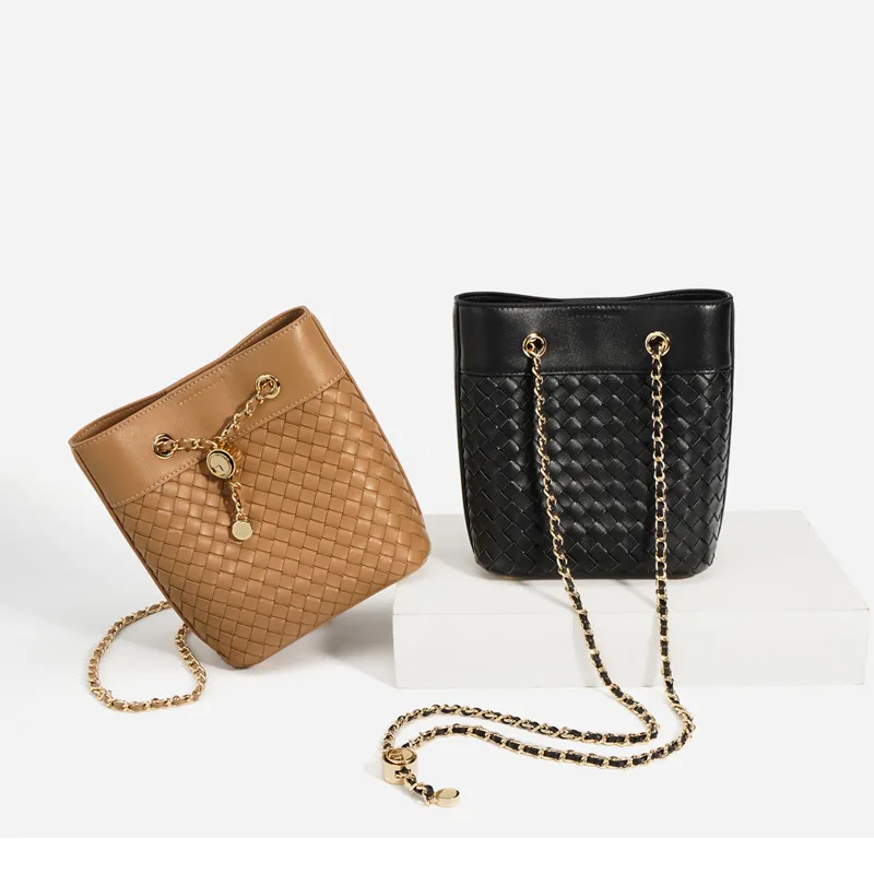 Naisten ketjun kiristysnyörillä neulottu kori Weave-ämpärilaukku