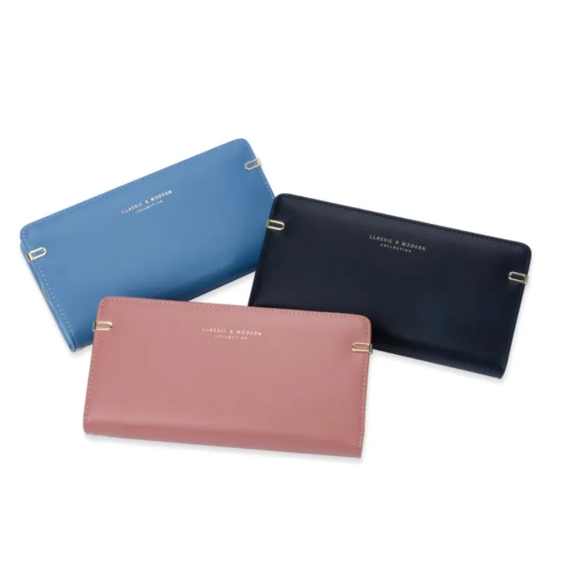 Suuri lompakko, jossa on paljon korttipaikkoja