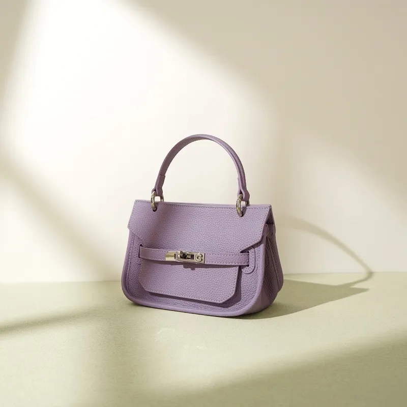 Violetti läppä ristikkäisen laukun yli