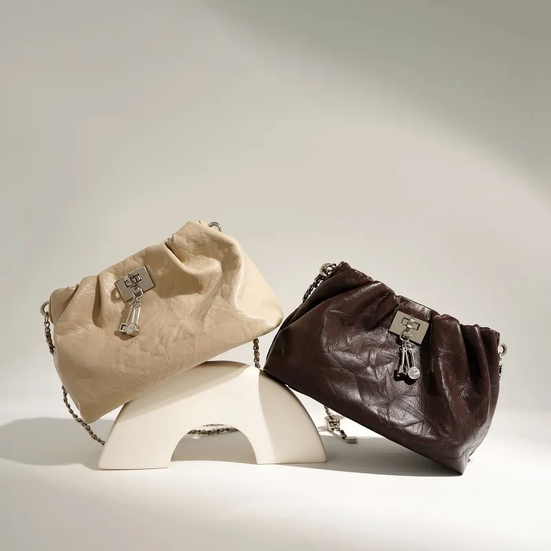 Yksinkertainen kultainen ketjuhihna pehmeälle nahkaiselle Crossbody-laukkulaukkuun